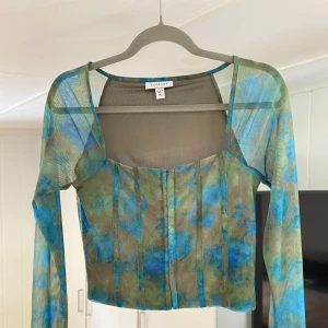 Blommig korsett  - Inköpt sommaren 2022. Använd ca 2 gånger. Inköpt för 350 kr, köpare står för frakt 