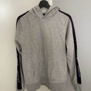  Gant set - Ett grått Gant set, Hoodie och mjukisbyxor i storlek L. Mycket bra skick. 