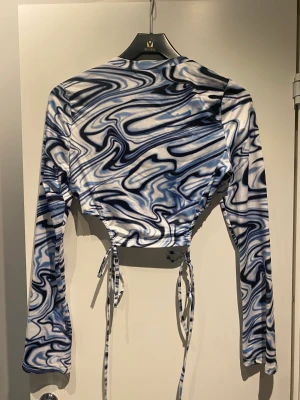 Fest topp - Snygg lite festligare topp med cut out på båda sidorna som man knyter. (Köparen står själv för frakten) ❤️