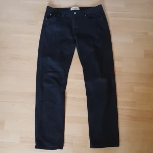 Svarta jeans - Svarta jeans från dressmann. 99% bomull, 1% lykra.