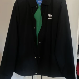 Adidas windbreaker - Fet windbreaker från adidas med tryck på ryggen. Den är i nyskick! Perfekt vårjacka🫡