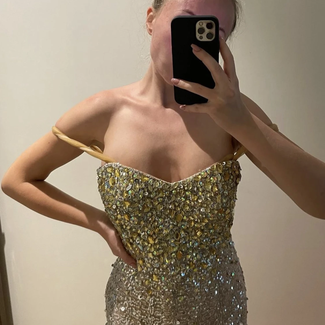 Oanvänd glittrig långklänning - 91