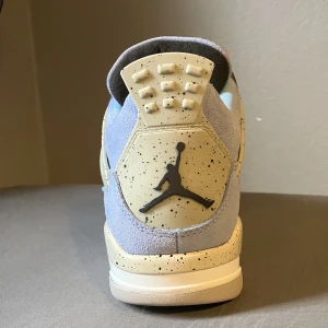 Jordans 4 - hallå allesammans,  säljer nu jordan 4’s . Finns i både black cat och baby blue. Skicka pm om du är intresserad!