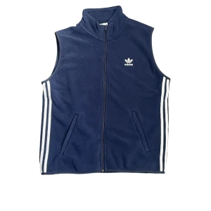 Väst - En Blå Adidas väst i strlk S Perfekt för våren  Aldrig använd 