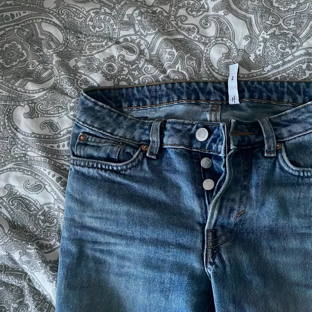 Säljer mina lågmidjade snygga weekday jeans då dem är för små för mig. Lite slitna nere vid benen och har en mörkblå fläck på ena fickan som inte går bort. Modellen Pin. Nypris är 550. Skriv för fler bilder! . Jeans & Byxor.