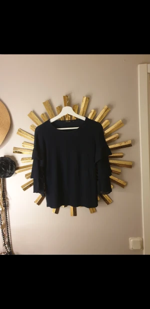 Blus - Blus från massimo dutti, färgen är mörk mörk blå. Med volang detaljer på ärmarna. Inga defekter.