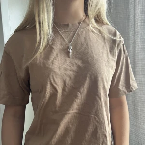 Beige t-shirt - Denna super fina t-shirten säljer jag nu! Inte ens använd 1 gång. Den är i perfekt skick 💓 skriv vit intresse/annat