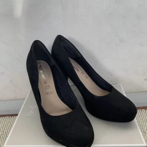 svarta klackar  - Svarta klackar som endast är använda en gång. Använde de till min studentbal😌ca  10cm klack☺️har inte länge användning för dem tyvärr