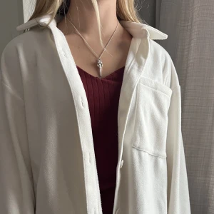 Vit kappa  - Denna super mysiga kappan från monki köptes för ca 3 år sedan 💓 knappt kommit till någon användning. Perfekt nu till våren men även senare sommarkvällar! Skriv vid intresse/annat🙏