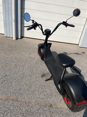 El scooter/ Fat badboy  - Helt ny, Fat BadBoy 1500W har 3st hastighetslägen och med en topphastighet av 42km/h. (Hastighetsläge 1: 26km/h, läge 2: 36km/h, läge 3: 42km/h)  Maxlast-200kg Laddningstid-6 timmar Körtid per laddning-Upp till 40 kilometer Ställ gärna frågor vid intresse