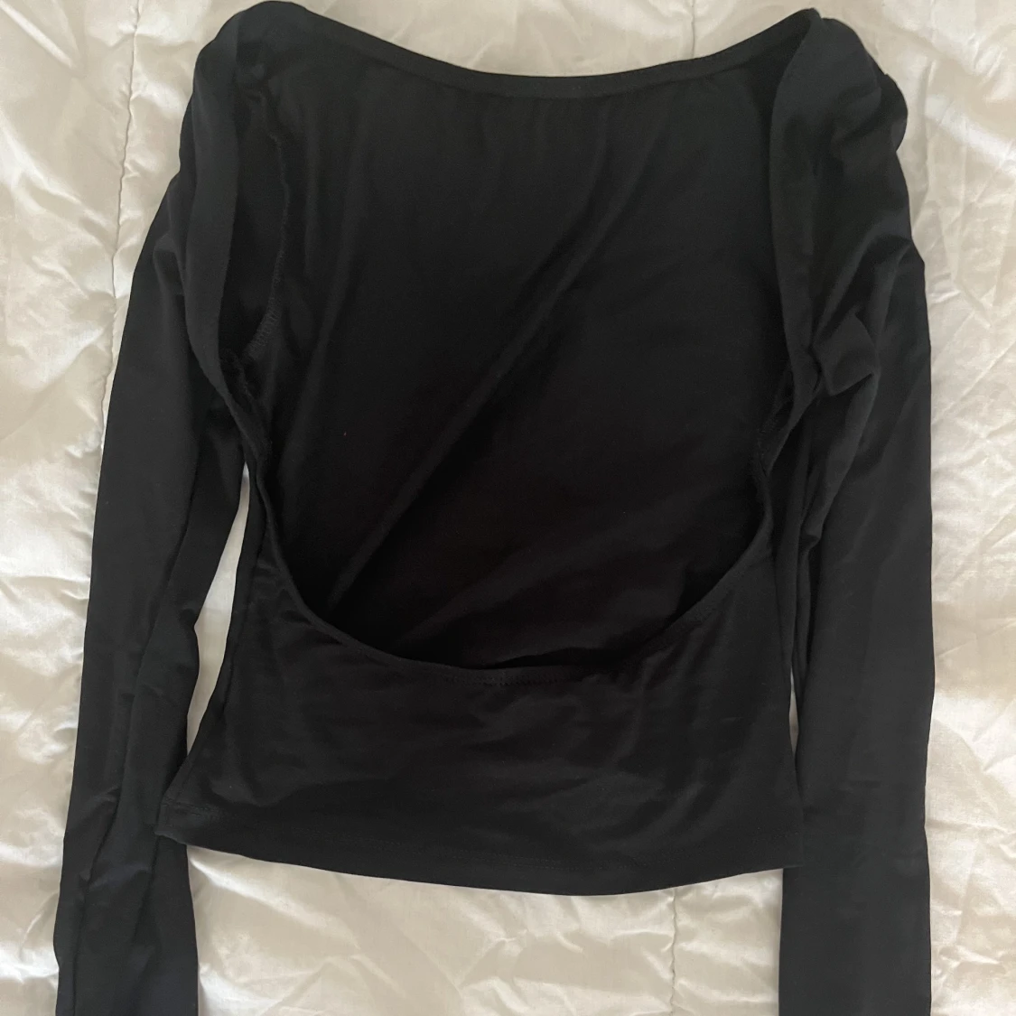 Svart tröja med öppen rygg