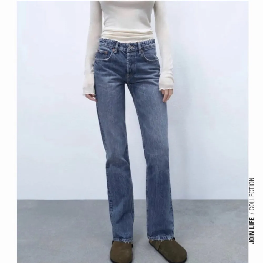 Säljer dessa slutsålda Zara jeans. I nyskick, använda fåtal gånger🌸. Jeans & Byxor.