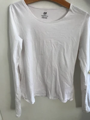 Långärmad tröja - Vit långärmad tröja från H&M. Jag använder den inte längre men den är jättebra när det är kallare ute. 