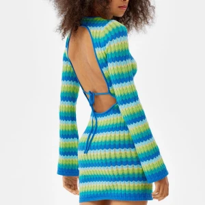 Bershka klänningen  - Säljer den populära Bershka klänningen i Blå och grön, storlek S aldrig använd. Säljer för 300kr köparen står för frakten✨🌺 skriv privat för egna bilder med klänningen på💃🏼