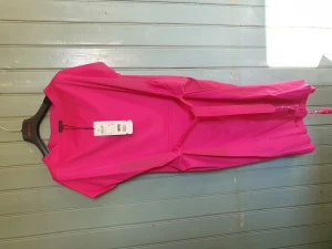 Escada oanvänd Cerise rosa klänning - Oanvänd Escada klänning i stl 36/38. Trendig Cerise rosafärg. Kan bäras med skärpet i midjan åtdraget eller löst hängande. Perfekt klänning för att synas ordentligt på festen.