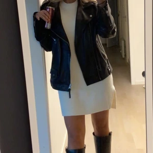 Vit klänning  - Säljer denna fina klänning från H&M. har även en i svart som ahg säljer. 😊 Använd väldigt få gånger. 