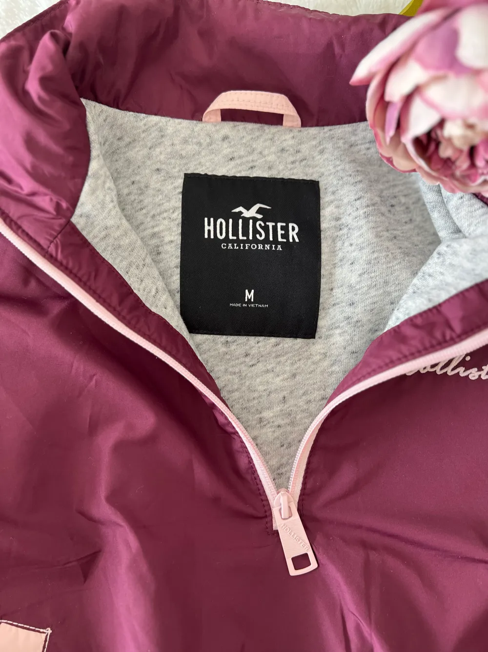 Cropped new jacket from Hollister. Pockets on the sides. #hollister #windbreaker . Hoodies.