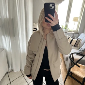 Vårjacka Weekday - Så fin beige jacka från Weekday!💕 Perfekt till våren💗