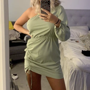Grön klänning - En fin off-shoulder klänning i mintgrön, går bra att använda ”köp nu” funktionen 🫶🏻