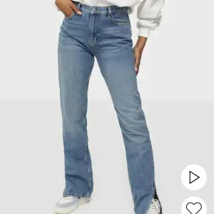 Blåa jeans från Nelly med slits längst ner, nästintill helt oanvända byxor, använt ett fåtal gånger💗 nypris 599