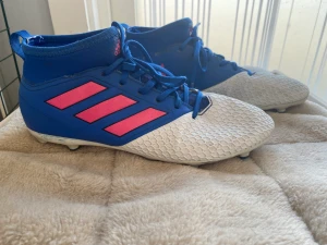 Fotbollsskor dam - Fotbollsskor i storlek 38 2/3 Knappt använda pga skada