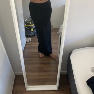 Maxi kjol - Säljer helt ny låg midjad maxikjol i stl xs. Materialet är luftigt och passar även en stl S.