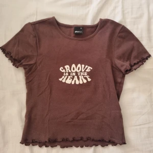 Baby tee - Mörkbrun baby tee med text från gina tricot. Passar mig som är xs-s🥰 I superbra skick! Köpt 2021 men nästan aldrig använd. Priset är diskuterbart! Frakt tillkommer men kan också mötas i Linköping! :) skriv om du har frågor! 🫶