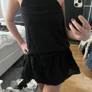Klänning - En fin zara klänning använd max 2 ggr, köpt förra sommaren!💕