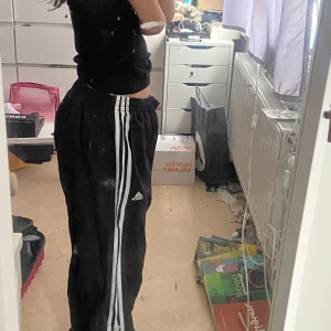 Adidas trackpants - Jättefina adidas trackpants, säljer då de är för stora för min smak. Är xs och passar xs-m beroende på hur man vill att de ska sitta. De har även snöre inne som går att justera