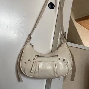 Monki axelväska - Säljer denna väska köpt på monki i Stockholm i februari. Säljer för 180kr, köpare står för frakt🫶 som ny