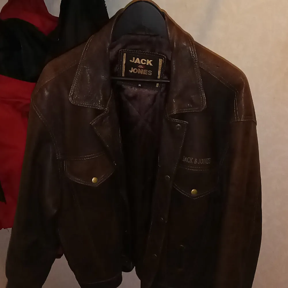 Äkta skinnjacka märke Jack&Jones , storlek M, herrmodell,vintage. Hel och mycket välvårdad. . Jackor.