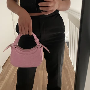 Rosa väska Zara - Aldrig använd, så fin färg och perfekt till våren och sommaren ! Lång band medföljer!
