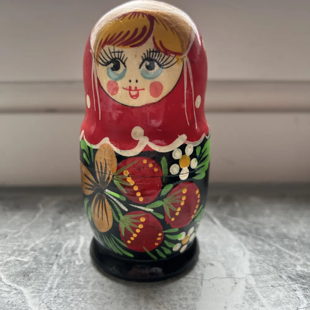 Säljer dessa tre super finna ryska dockor som jag tyvär ingen har användning av. Tänker att någon annan istället har bättre användning än vad jag har.. Övrigt.