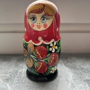 Säljer dessa tre super finna ryska dockor som jag tyvär ingen har användning av. Tänker att någon annan istället har bättre användning än vad jag har.