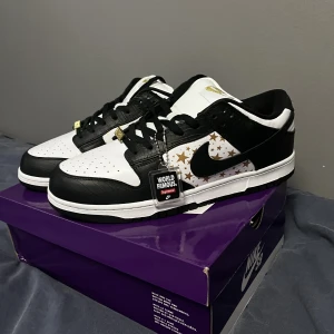 Nike X Supreme dunks - Nu så säljer jag mina dunks eftersom jag har beställt fel storlek och aldrig har kommit till användning. Aldrig använda och inga skador. Pris kan diskuteras vid snabb affär 
