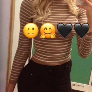 Finstickad tröja - Thight & finstickad tröja i färgen camel med vita ränder.  Nyskick 👌🏼