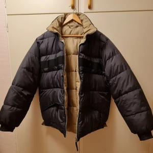 HELLY HANSEN Vändbar dunjacka Stl. XL - Säljer jättefin Helly Hansen Vändbar dunjacka Stl. XL bekväm och snygg hela vintern. använda fåtal gånger  Det ser ut som ny  Kommer från ett Rökfritt och Djurfritt hem