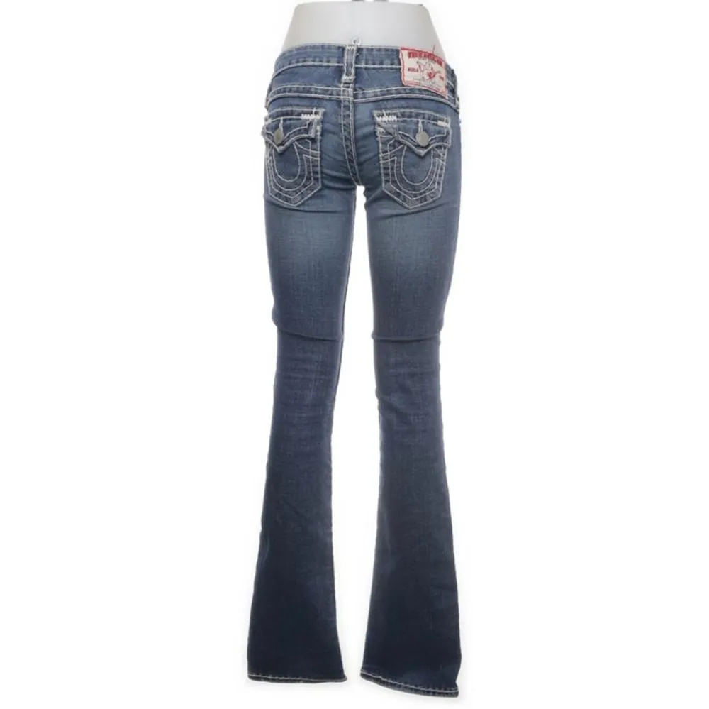 Intressekoll på mina lågmidjade true religion jeans då de inte används alls. Midjemåttet är 75 och är i jätte bra skick. TILL ALLA SOM FRÅGAR OM BILD! Jag jobbar väldigt mycket så har inte tid att svara på alla men jag gör mitt bästa 😇. Jeans & Byxor.