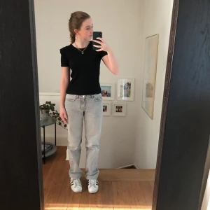 Zara t-shirt  - Säljer denna tröja från Zara, använd ett väldigt fåtal gånger. Tröjan är svart i ett ribbat material och med ”volanger” på axlarna.  Skriv privat för mer information💕  Köpare står för frakt 🚚📦