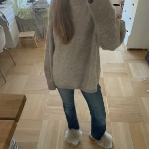 Stickad tröja  - Supermysig stor stickad tröja! Perfekt nu till hösten!! 