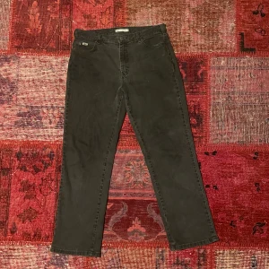 Svarta lee jeans - Tvär feta svarta lee jeans med skön passform!! Dom har ett ballt material och är i dunder skick (skriv för mer info!!)