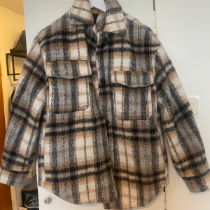Rutig jacka - Rutig höst- och vårjacka från Bershska i storlek xxs. Den är oversize i storleken och passar även xs. Använd 2-3 gånger.  Fler bilder finns!