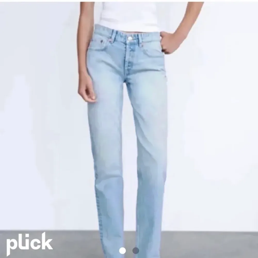Säljer dessa superfina jeans från zara. Bra skick och inga defekter! . Jeans & Byxor.