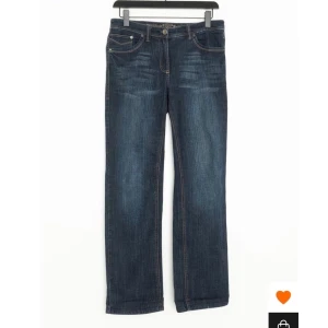 JEANS - Ett par jättefina straight jeans köpta från secondhand som tyvärr var lite för stora för mig🥲 Superfina annars och inge tecken på skador eller liknande💓