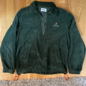 Butter Goods broidoroid Kofta - Medium. Köpt från junkyard för ca 2 år sedan men är i nyskick. Använd ett fåtal gånger. Grönt manchestertyg och normal passform. Köpt för 1000kr