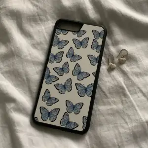 Ett fjäril skal med blåa fjärilar som är gjord för till iPhone 7 Plus. Några små små smuts tecken men det tvättas bort!