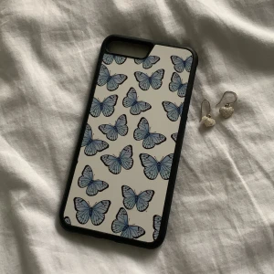 Fjärils skal till iPhone 7 Plus 💙 - Ett fjäril skal med blåa fjärilar som är gjord för till iPhone 7 Plus. Några små små smuts tecken men det tvättas bort!