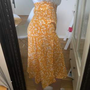 Fin gul/orange kjol med slits, bara provad! Storlek S🌸