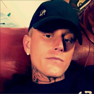 Profil - Moncler , 28 , nyskick , ny servad , lojal och omhändertagande 