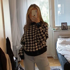 Stickad tröja  - Stickad tröja från hm, köpt från Plick men fortfarande fint skick, lite nopprig men inget man tänker på💗